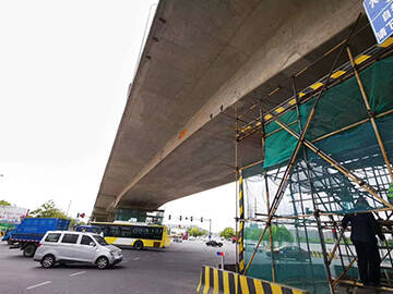 Strengthening of Vertical Cracks in Concrete Bridges with Prestressed CFRP Plates